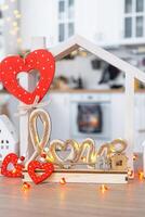 chiave per minuscolo Casa di accogliente casa con San Valentino arredamento su tavolo di cucina. regalo per san valentino giorno, famiglia amore nido. disegno, progetto, in movimento per nuovo Casa, mutuo, affitto e Acquista vero tenuta foto