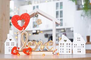 chiave per minuscolo Casa di accogliente casa con San Valentino arredamento su tavolo di cucina. regalo per san valentino giorno, famiglia amore nido. disegno, progetto, in movimento per nuovo Casa, mutuo, affitto e Acquista vero tenuta foto