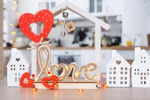 chiave per minuscolo Casa di accogliente casa con San Valentino arredamento su tavolo di cucina. regalo per san valentino giorno, famiglia amore nido. disegno, progetto, in movimento per nuovo Casa, mutuo, affitto e Acquista vero tenuta foto