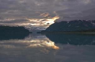 tramonto sulla baia del ghiacciaio foto