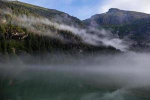 guadi montagne del terrore e nebbia mattutina foto