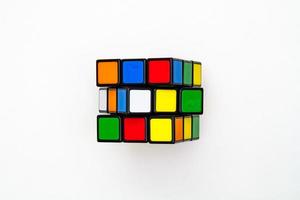 san pietroburgo, russia - 17 luglio 2019 - cubo di rubik, cubo di rubik vista dall'alto isolato, cubo di rubik su sfondo bianco, puzzle colorato, problema di matematica, ricarica per il cervello, tavolozza arcobaleno cubo foto