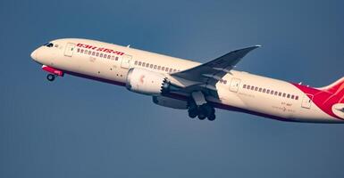 nuovo delhi, India, dicembre 25 2023 - aria India airbus a320 prendere via a partire dal indra gandhi internazionale aeroporto delhi, aria India domestico aereo volante nel il blu cielo durante giorno tempo foto