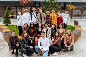 amicizia, movimento, azione, la libertà e persone concetto - gruppo di contento adolescenti o scuola amici in posa e avendo divertimento all'aperto su sfondo di bellissimo posto o Università. foto