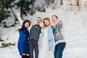 matrimoni, coppie e famiglia festeggiare matrimonio per impegno, fiducia o relazione sostegno. ritratto di sposato sposa e sposo con contento genitori. nozze nel inverno foto