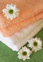 asciugamani e fiori margherita foto