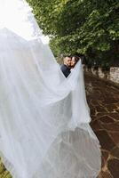 coppia, amore, nozze vestito e lungo velo, dopo matrimonio evento, cerimonia o unione nel natura. sorridente, contento o fiducioso uomo o donna o sposa e sposo ottenere più vicino dopo un' romantico celebrazione. foto