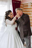 un' bellissimo sposa con sua padre su sua nozze giorno. il migliore momenti di il nozze giorno. figlia e padre. foto