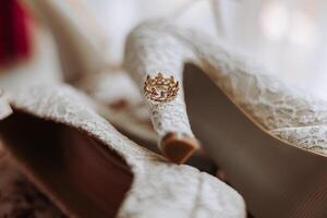 dettagli di il sposa. bellezza è nel il particolari. tacco alto bridal scarpe. oro nozze squillare con un' diamante. profumi. orecchini nozze nel particolari. foto