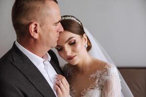 un' bellissimo sposa con sua padre su sua nozze giorno. il migliore momenti di il nozze giorno. figlia e padre. foto