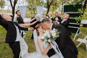 lunghezza intera ritratto di il Novelli sposi e loro amici a il nozze. il sposa e sposo con damigelle d'onore e amici di il sposo siamo avendo divertimento e gioia a il nozze. foto