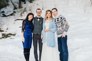 matrimoni, coppie e famiglia festeggiare matrimonio per impegno, fiducia o relazione sostegno. ritratto di sposato sposa e sposo con contento genitori. nozze nel inverno foto