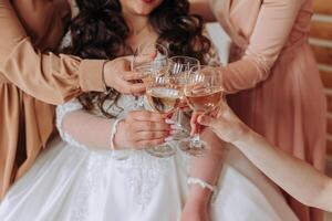 amici rallegrarsi con il sposa nel il mattina. essi prendere immagini, Sorridi, Aiuto il sposa allacciare sua vestire. foto