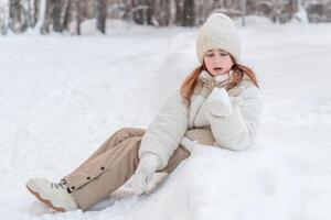 carino poco ragazza nel inverno passeggiate nel inverno innevato foresta. inverno attività, passatempo, camminare foto