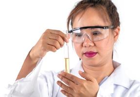 ricerca scientifica donna alla ricerca di una soluzione in tubo