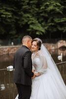 nozze. amore e coppia nel giardino per nozze. festeggiare il cerimonia e impegno. Salva il Data. fiducia. il sposo abbraccia il sposa. tenero baci. coppia nel amore. nozze ritratto foto