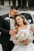 nozze coppia nel amore. un' bellissimo sposa e un elegante sposo teneramente abbraccio e godere il giorno. un' elegante coppia di Novelli sposi. concetto di matrimonio foto