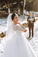 nozze ritratto di il sposa e sposo. inverno camminare nel natura. il sposa sta nel davanti di il sposo. foto