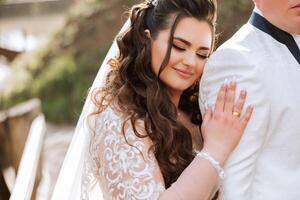 nozze. amore e coppia nel giardino per nozze. celebrazione di cerimonia e impegno. Salva il Data. fiducia. il sposa e sposo abbraccio. Sorridi e amore. il sposa abbracci il sposo di il le spalle. foto