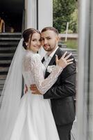 ritratto di contento moglie e marito abbracciare nel ristorante e sorridente. sincero sentimenti di Due giovane le persone. il concetto di vero immortale amore. foto