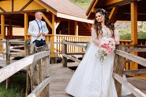 un' bellissimo giovane sposa, nel un' estate parco, passeggiate avanti di sua sposo. bellissimo nozze bianca vestire. passeggiate nel il parco. un' contento e amorevole coppia. foto