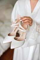 dettagli di il sposa. bellezza è nel il particolari. tacco alto bridal scarpe. oro nozze squillare con un' diamante. profumi. orecchini nozze nel particolari. foto