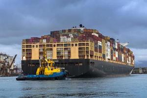 santos, sao paulo, brasile, 17 settembre 2021. nave da carico da hong kong caricata con container è rimorchiata attraverso il canale del porto di santos, costa dello stato di sao paulo, brasile foto