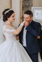 un' bellissimo sposa con sua padre su sua nozze giorno. il migliore momenti di il nozze giorno. figlia e padre. foto