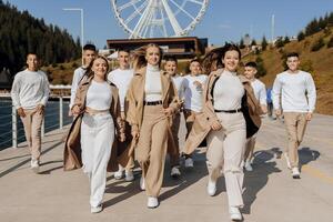 amicizia, movimento, azione, la libertà e persone concetto - gruppo di tre contento adolescenti o scuola amici in esecuzione inoltrare e avendo divertimento all'aperto su il sfondo di un' bellissimo posto. foto