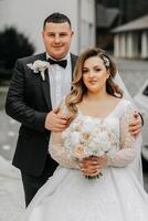 nozze coppia nel amore. un' bellissimo sposa e un elegante sposo teneramente abbraccio e godere il giorno. un' elegante coppia di Novelli sposi. concetto di matrimonio foto