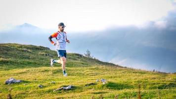 l'uomo mountain runner si allena sui prati foto