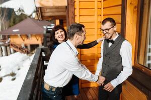 foto con genitori a il nozze. contento genitori rallegrarsi per loro figlio chi volontà presto ottenere sposato. toccante momenti a il nozze