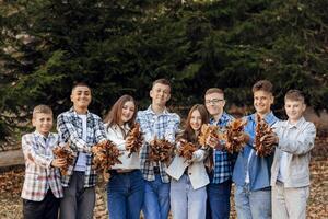 amicizia, movimento, azione, la libertà e persone concetto - gruppo di contento adolescenti o scuola amici in posa e avendo divertimento all'aperto contro natura o foresta sfondo. foto