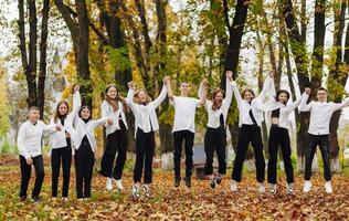 amicizia, movimento, azione, la libertà e persone concetto - gruppo di contento adolescenti o scuola amici in posa e avendo divertimento all'aperto contro natura o foresta sfondo. foto