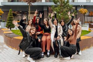 amicizia, movimento, azione, la libertà e persone concetto - gruppo di contento adolescenti o scuola amici in posa e avendo divertimento all'aperto su sfondo di bellissimo posto o Università. foto