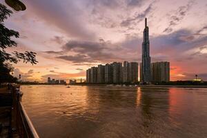 ho chi minh città, viet nam 26 ott 2023 bellissimo tramonto a punti di riferimento 81 ho chi minh città, il il più alto edificio nel Vietnam, con Vietnam bandiera su il superiore costruzione. foto