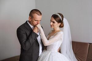 un' bellissimo sposa con sua padre su sua nozze giorno. il migliore momenti di il nozze giorno. figlia e padre. foto