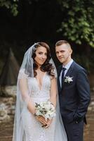 nozze. amore e coppia nel giardino per nozze. festeggiare il cerimonia e impegno. Salva il Data. fiducia. il sposo abbraccia il sposa. tenero baci. coppia nel amore. nozze ritratto foto