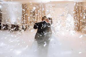 il nozze di il sposa e sposo nel un elegante ristorante con grande leggero e atmosfera. il primo danza di il sposa e sposo. foto