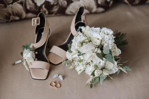 dettagli di il sposa. bellezza è nel il particolari. tacco alto bridal scarpe. oro nozze squillare con un' diamante. profumi. orecchini nozze nel particolari. foto