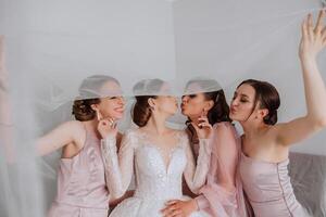 amici rallegrarsi con il sposa nel il mattina. essi prendere immagini, Sorridi, Aiuto il sposa allacciare sua vestire. foto