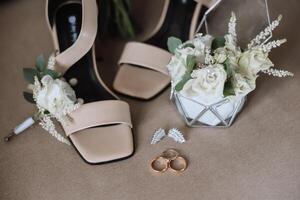 dettagli di il sposa. bellezza è nel il particolari. tacco alto bridal scarpe. oro nozze squillare con un' diamante. profumi. orecchini nozze nel particolari. foto