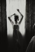 un' donna in piedi nel davanti di un' finestra nel un' condimento toga su un' nozze mattina. nero e bianca foto. foto