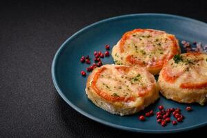 delizioso al forno pesce filetto con formaggio, pomodori, sale, spezie e erbe aromatiche foto