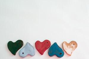 diversità e amore. piccolo ceramica cuore sagomato pezzi foto