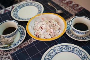 tavolo impostato con salutare prima colazione per Due foto