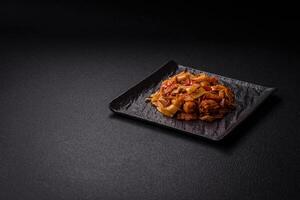 delizioso asiatico udon piatto con la verdura, funghi, sale e spezie foto