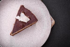 pezzo di delizioso dolce cioccolato torta con spugna torta e crema foto