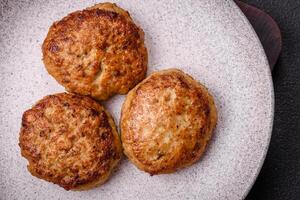 delizioso fresco fritte tritato pesce cotolette con spezie e erbe aromatiche foto