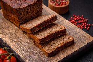 delizioso fresco croccante Marrone pane con semi e cereali foto